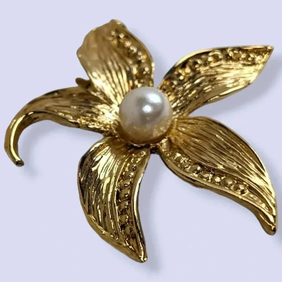 (2/$20) Vintage Pearl Flower Brooch - Picture 1 of 6
